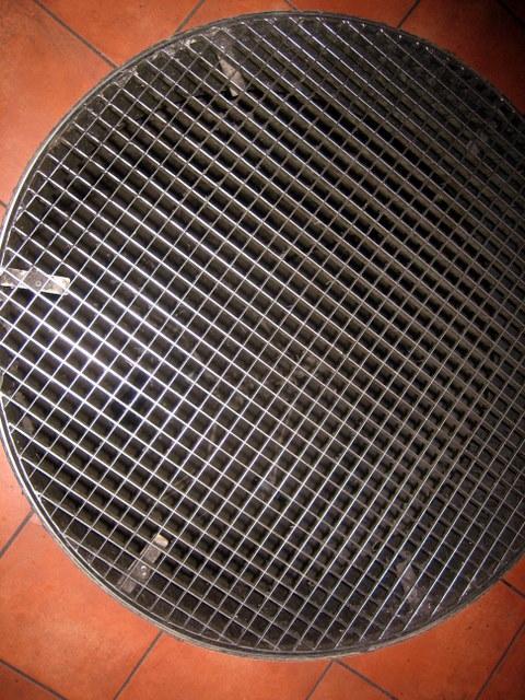 Da sollte man nicht runterfallen: Auf der M�nnertoilette im Schlappen wird's gef�hrlich