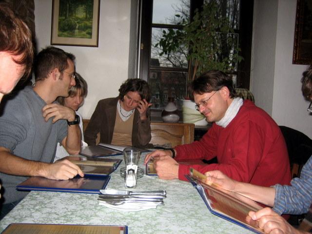 Abends im Laubfrosch. Zum Glck haben die ein zweites Stockwerk. Da bekommt man wenigstens die 15 Leute unter...