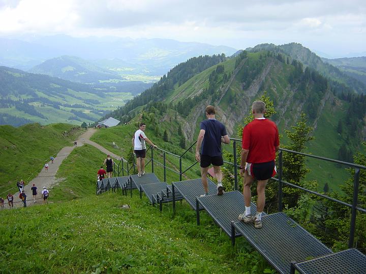 Und schon gehts wieder runter ins Tal, es warten knapp 1000HM direkter Abstieg.