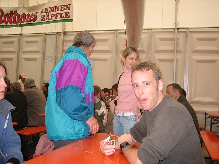 Den Riegel hat er sich mit seinen 3:42:0h beim ersten Marathon verdient... Gl�ckwunsch