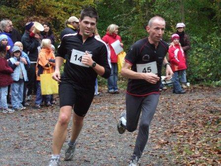 <p>Start der letzten Runde.</p>
<p>
Mein Pace-Maker der letzten 1,5Runden. Als Dank mach ich auch beim Nicolaus-Crosslauf in Horgenzell mit...
</p>
<p>
Links: <a href=