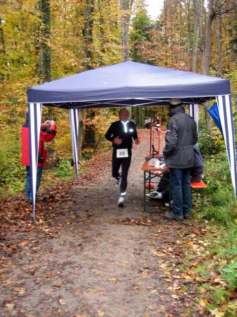 Ganz hinten kommt noch Petra. Der Schu� war zu fr�h