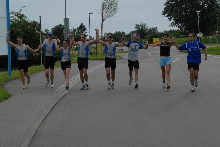 Zieleinlauf in Immenstaad (v.l Thomas, Christian, Petra, Stefan, Domenico, Klaus, Eva und Roland. Auf dem Bild fehlen: J�rgen und Peter