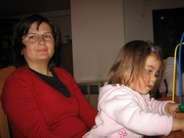 Doro beim Spielen mit Nele