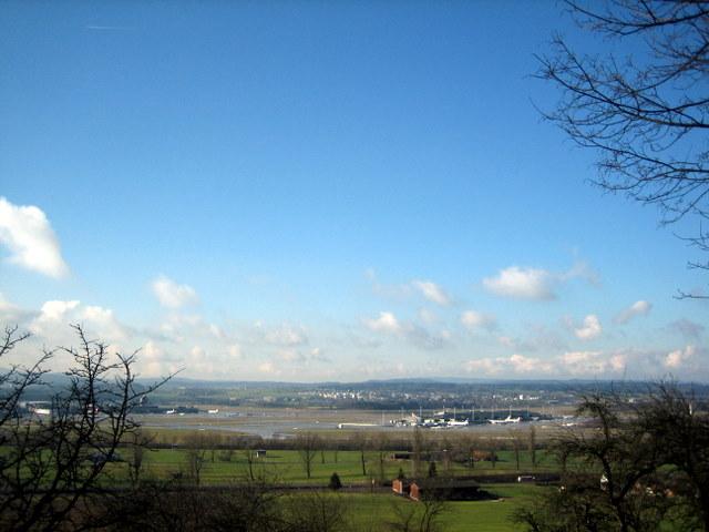 Kleiner Waldweg mit Blick �ber den Flughafen 