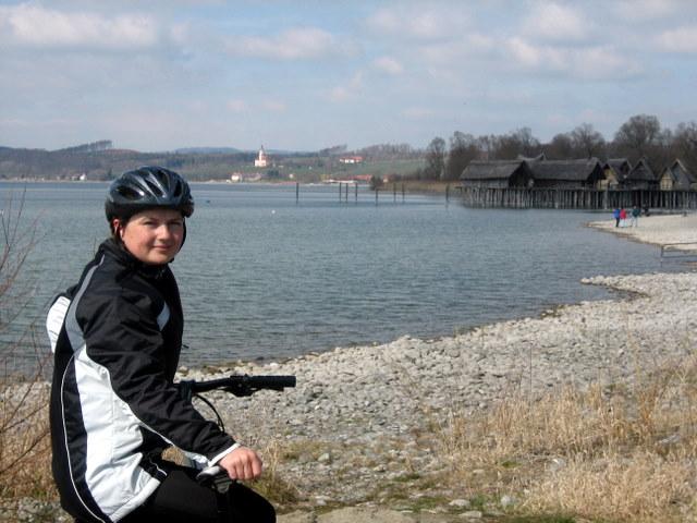 Doro vor den Pfahlbauten 