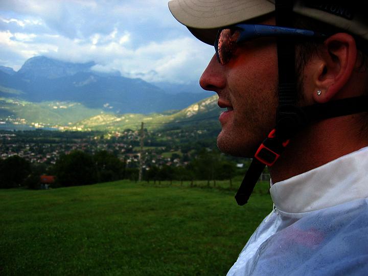 Stefan vor der imposanten Kulisse des Lac d'Annecy