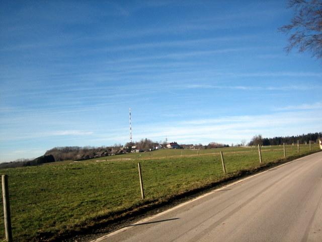 Dort hinten bei der Antenne ist das Ziel auf dem ?H�chsten?, also nicht mehr weit. Hier eine kurze Flache Passage bevor es gegen Ende noch ein kleines bischen steiler wird 