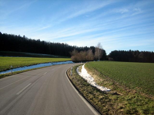 Auf dem Weg von Illwangen Richtung Illmensee. Guter Asphalt 