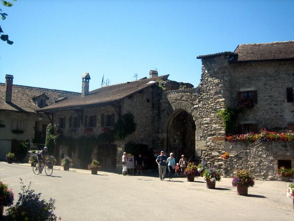 mit sch�ner alter Stadtmauer 