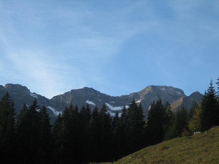 Oben in der Mitte sieht man den Einstieg in den Zitterklapfen ( �ber den 2 Schneefeldern) 
