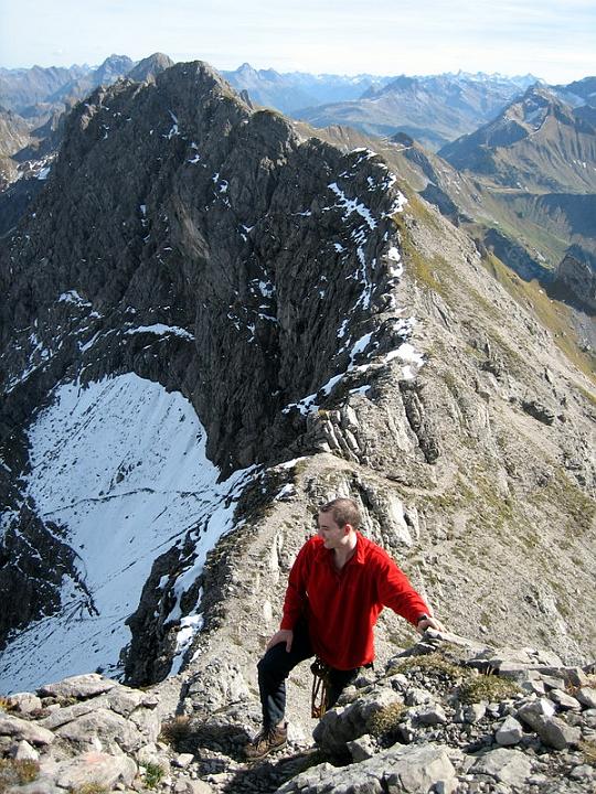 Die Wand links sind wir hochgeklettert. Unten sieht man im Schnee noch den Wanderweg 