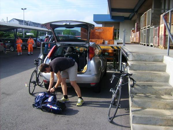 Am Parkplatz in Rapperswil, letzte Vorbereitungen am Rad 