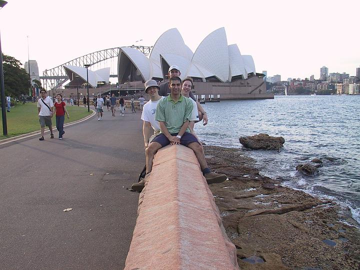 Am Park neben dem Opernhaus. Im Hintergrund das Opera House und Harbour-Bridge
